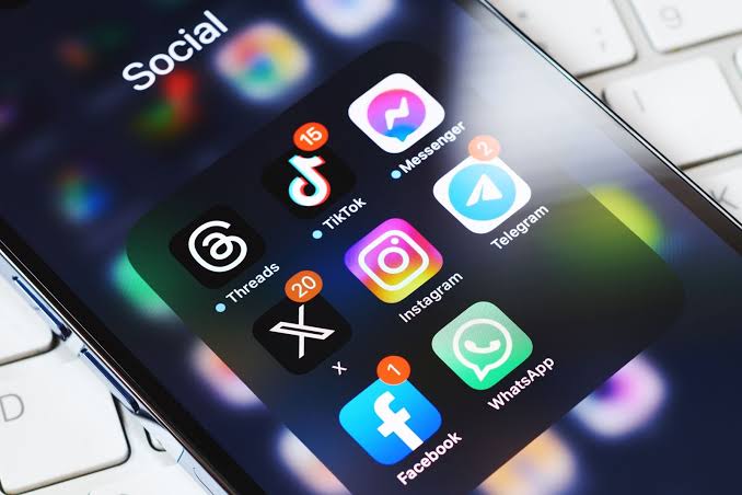 Transforme suas redes sociais em canais de vendas e conexão com o cliente. O serviço de Social Media Manager cuida de toda a presença digital da sua marca: desde o planejamento estratégico e criação de conteúdo até a análise de resultados e interação com 
